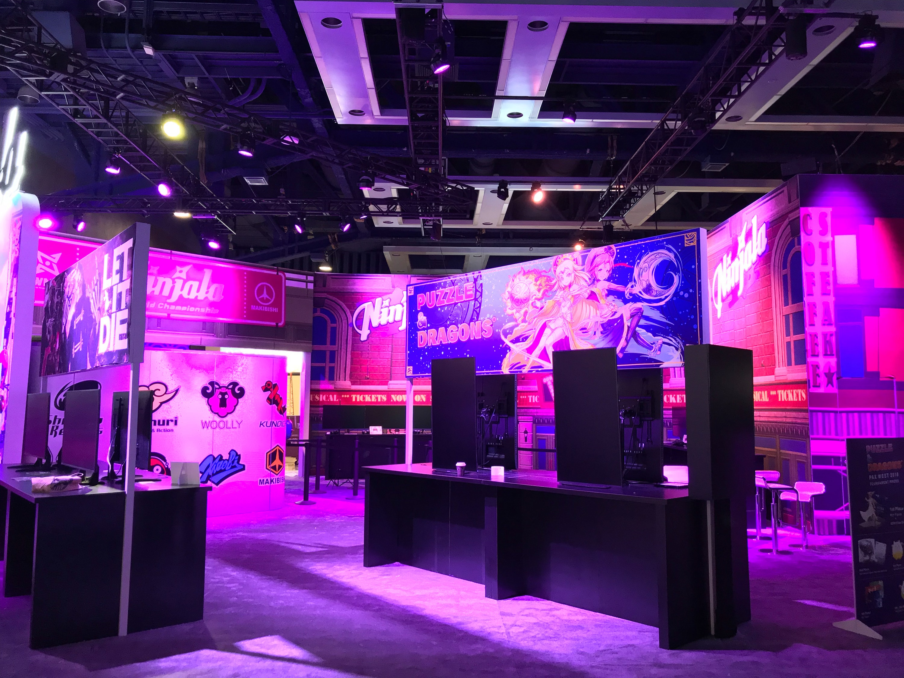 GungHo_04_available-light_trade-show