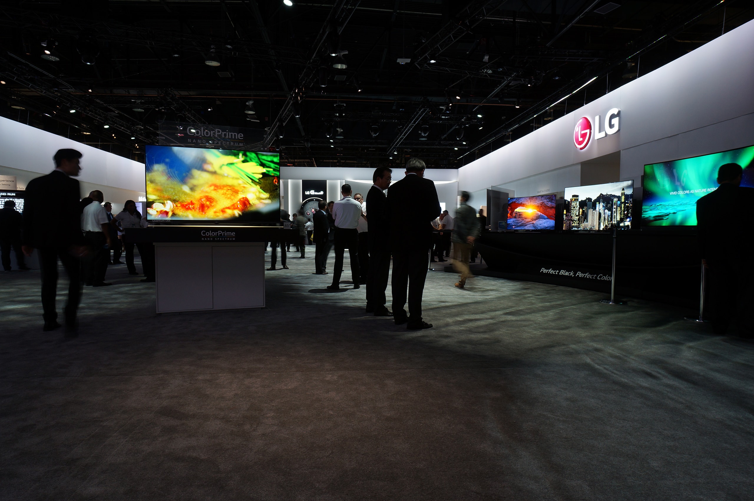 LG_01_available-light_trade-show