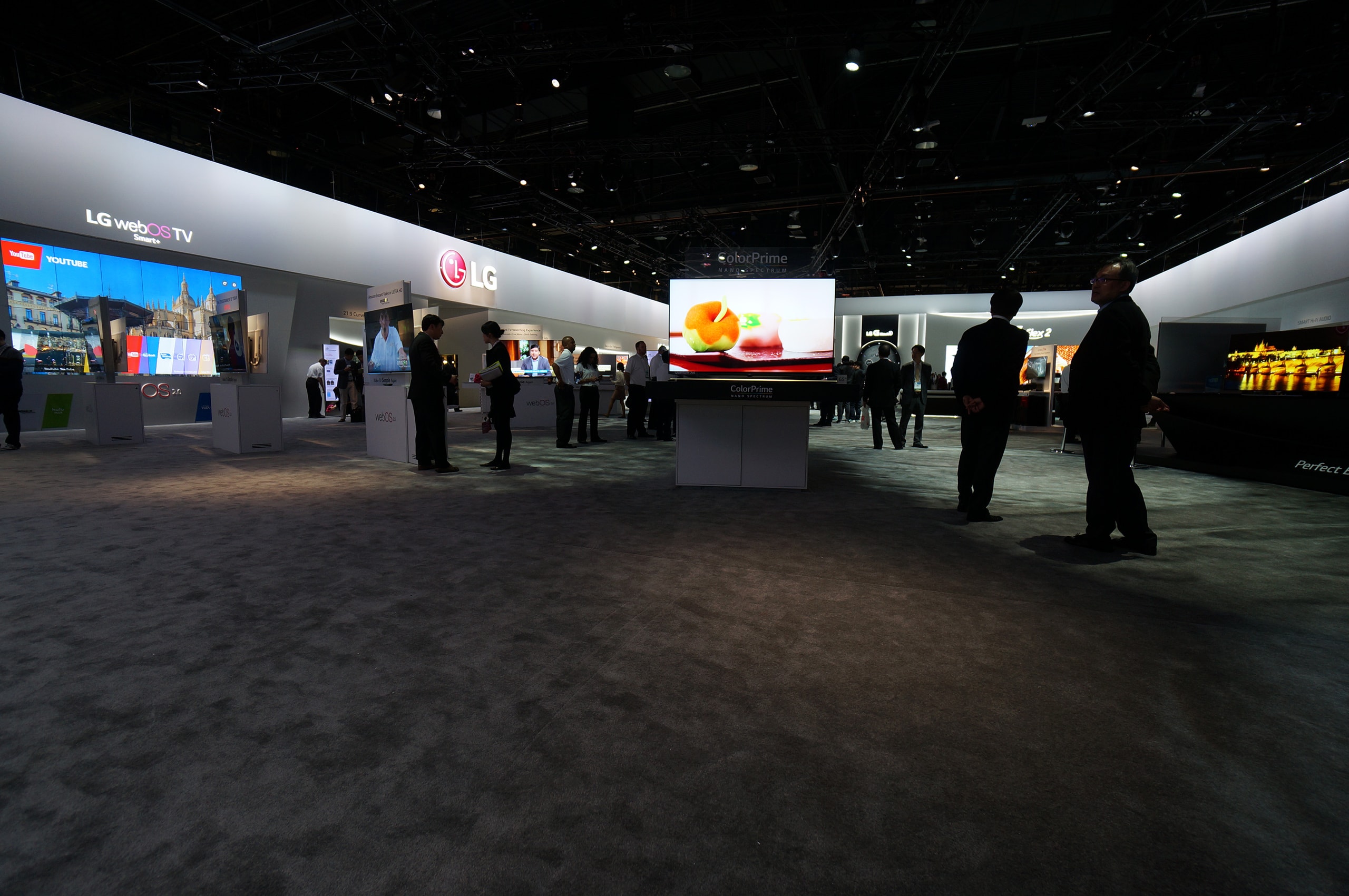 LG_02_available-light_trade-show