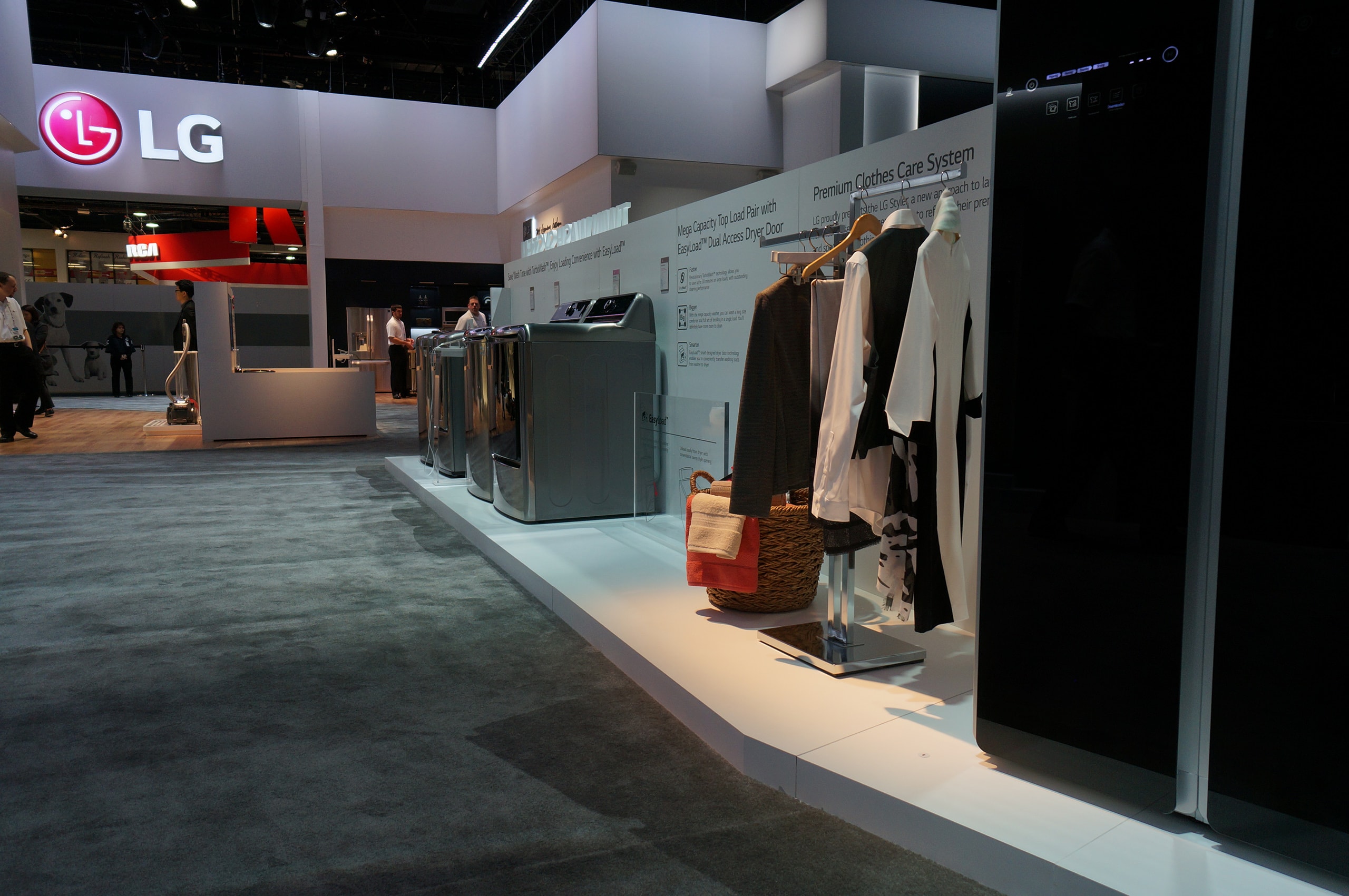 LG_04_available-light_trade-show