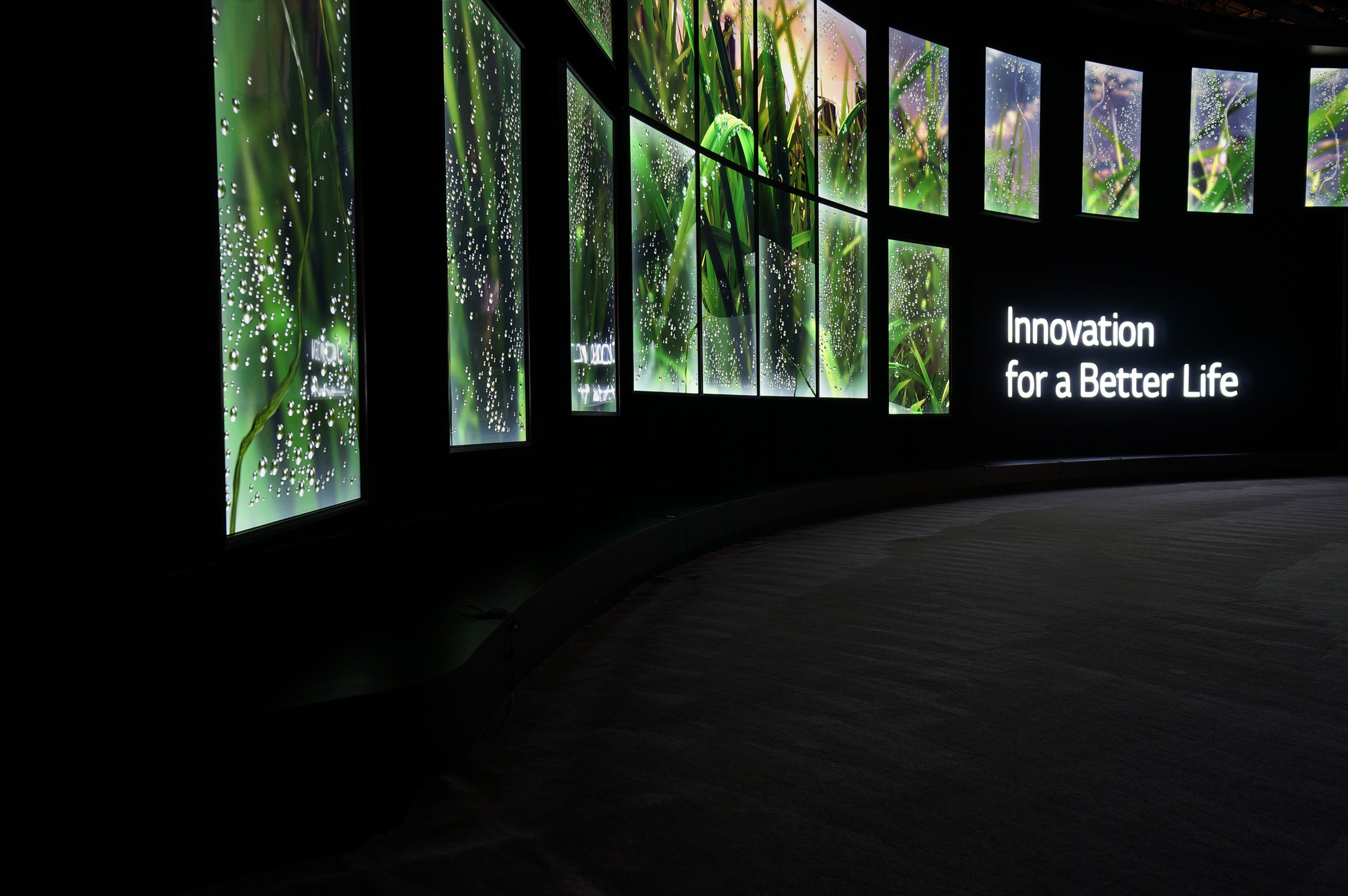 LG_05_available-light_trade-show