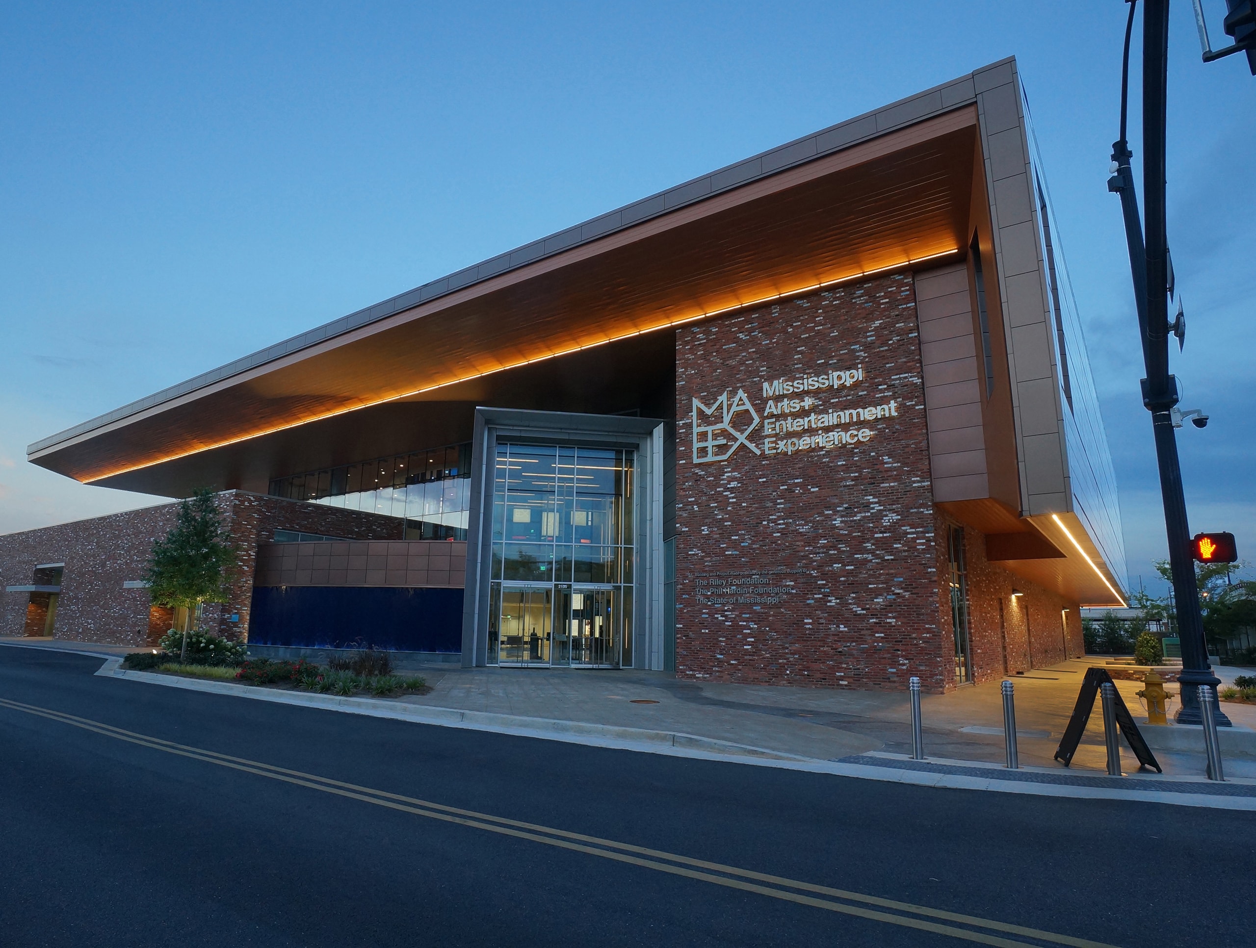 MAEEX_01_available-light_architecture