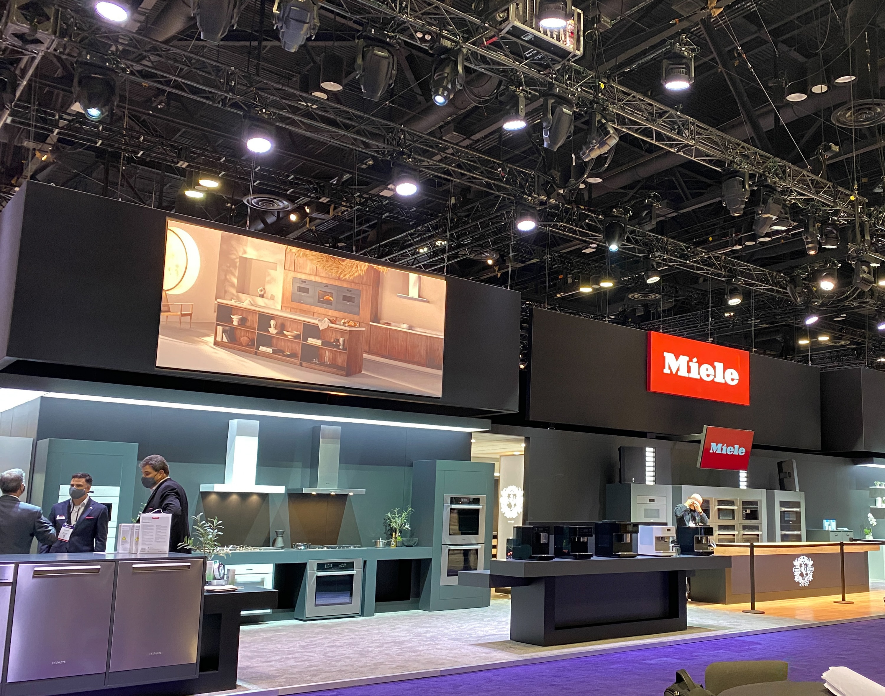 Miele_01_available-light_trade-show-1