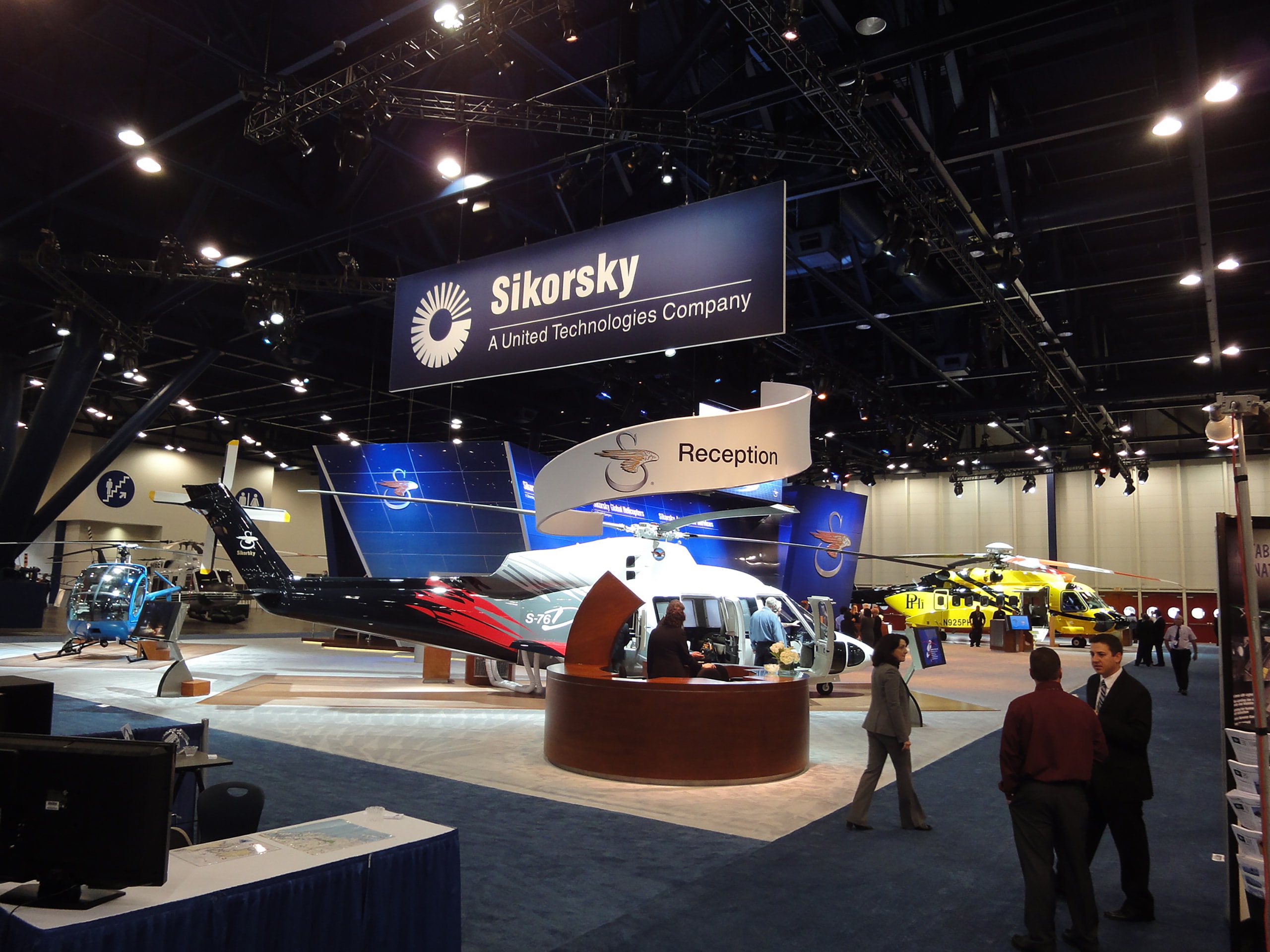 Sikorsky_01_available-light_trade-show