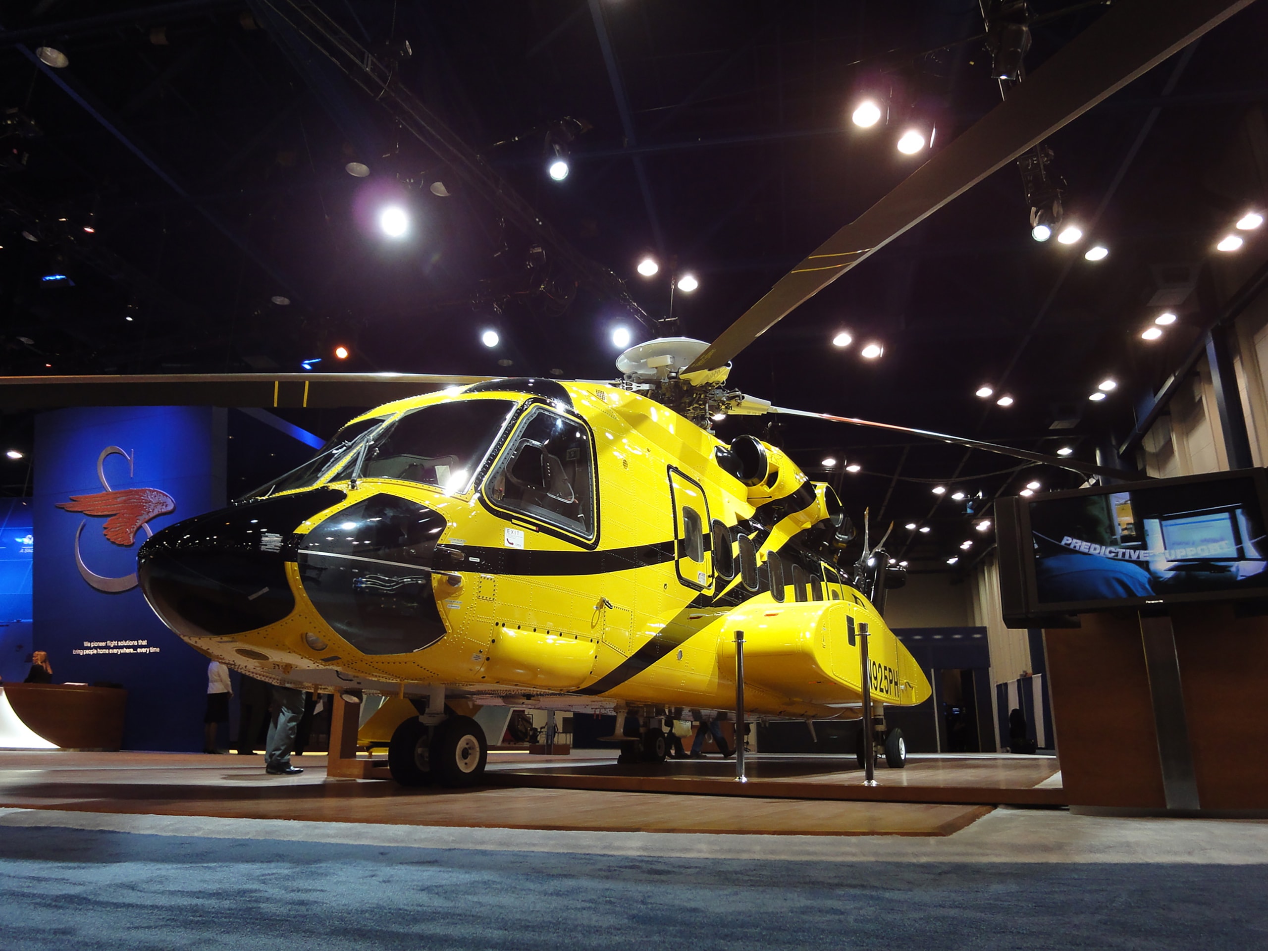 Sikorsky_02_available-light_trade-show