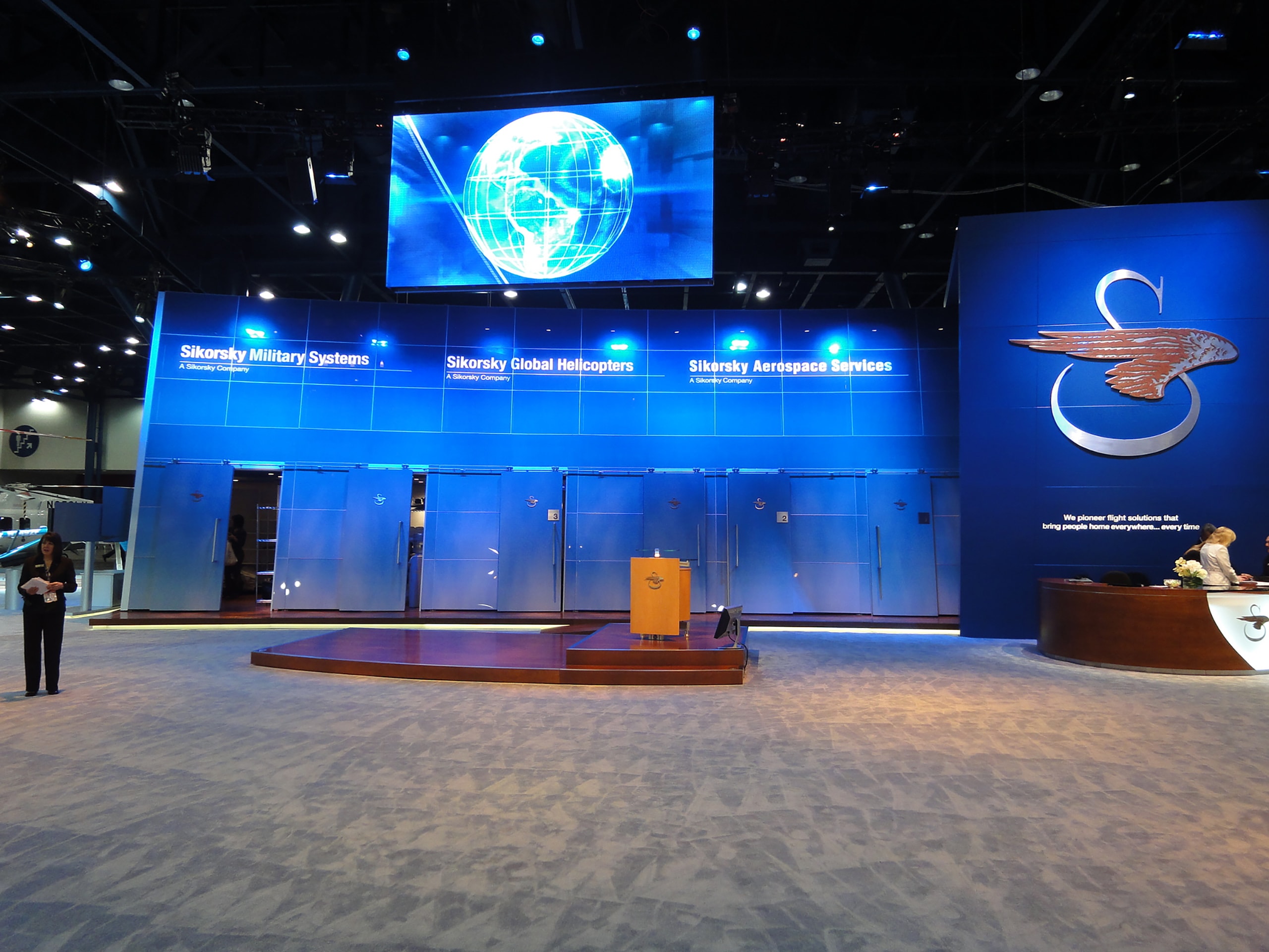 Sikorsky_04_available-light_trade-show