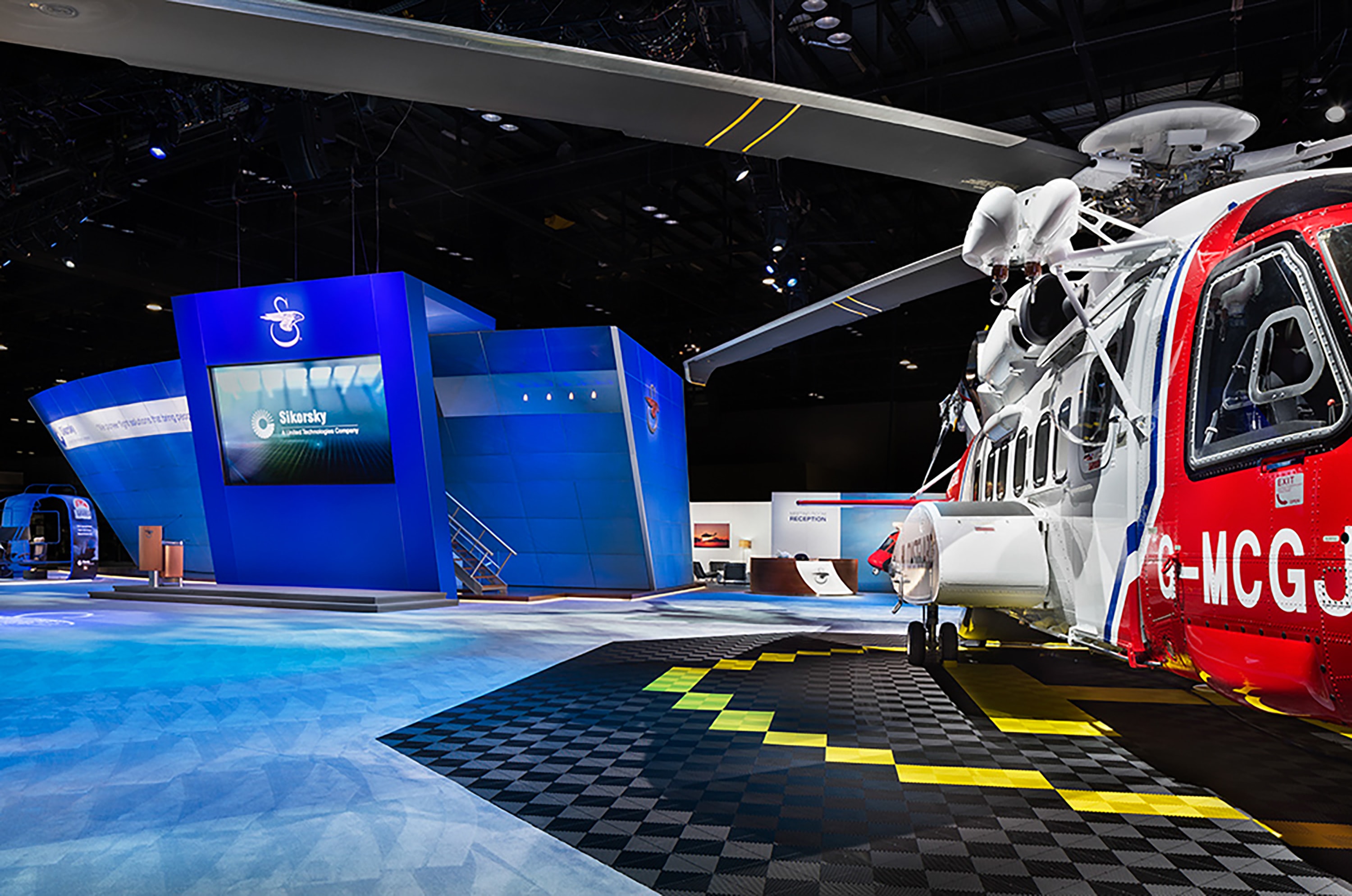 Sikorsky_06_available-light_trade-show