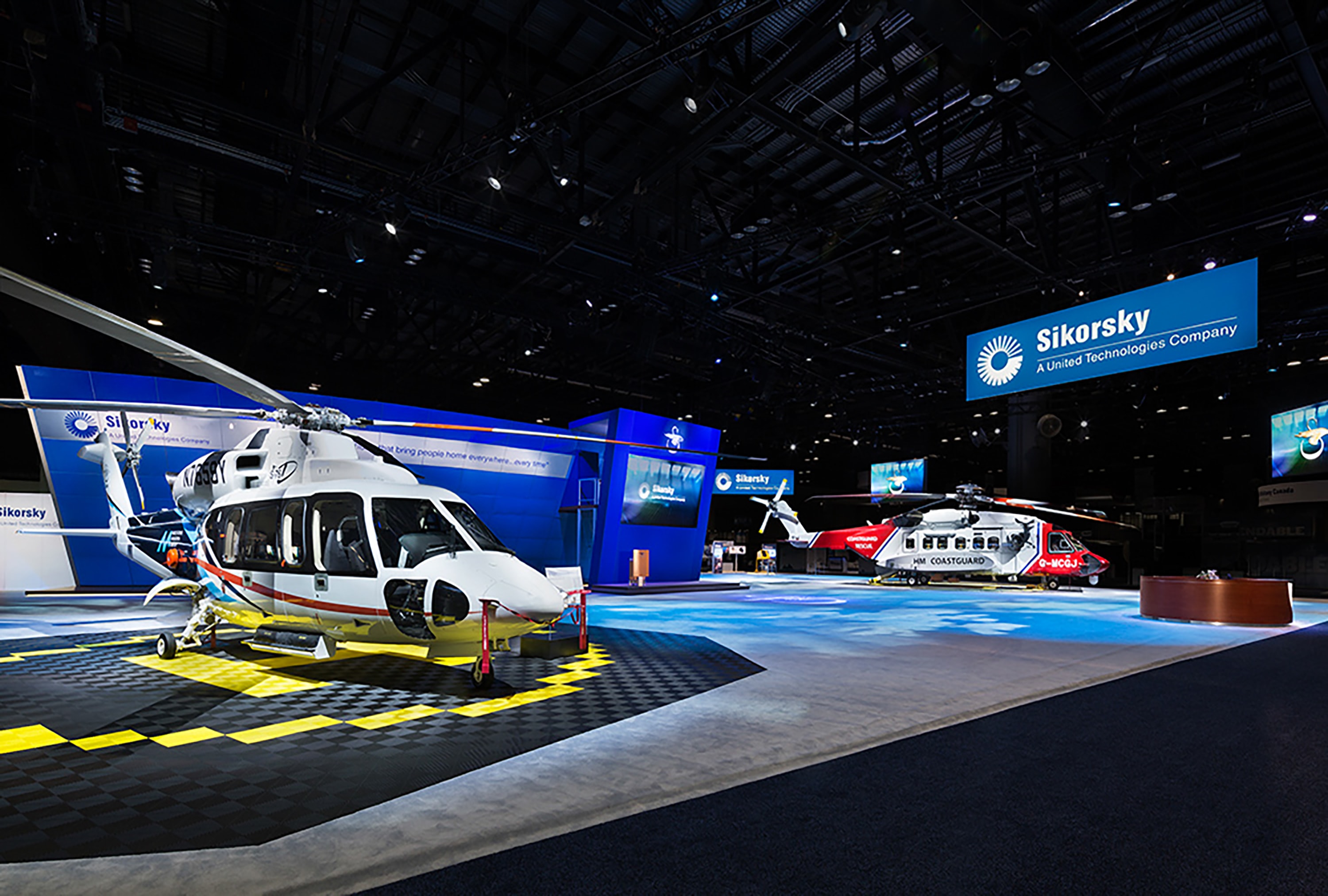 Sikorsky_08_available-light_trade-show