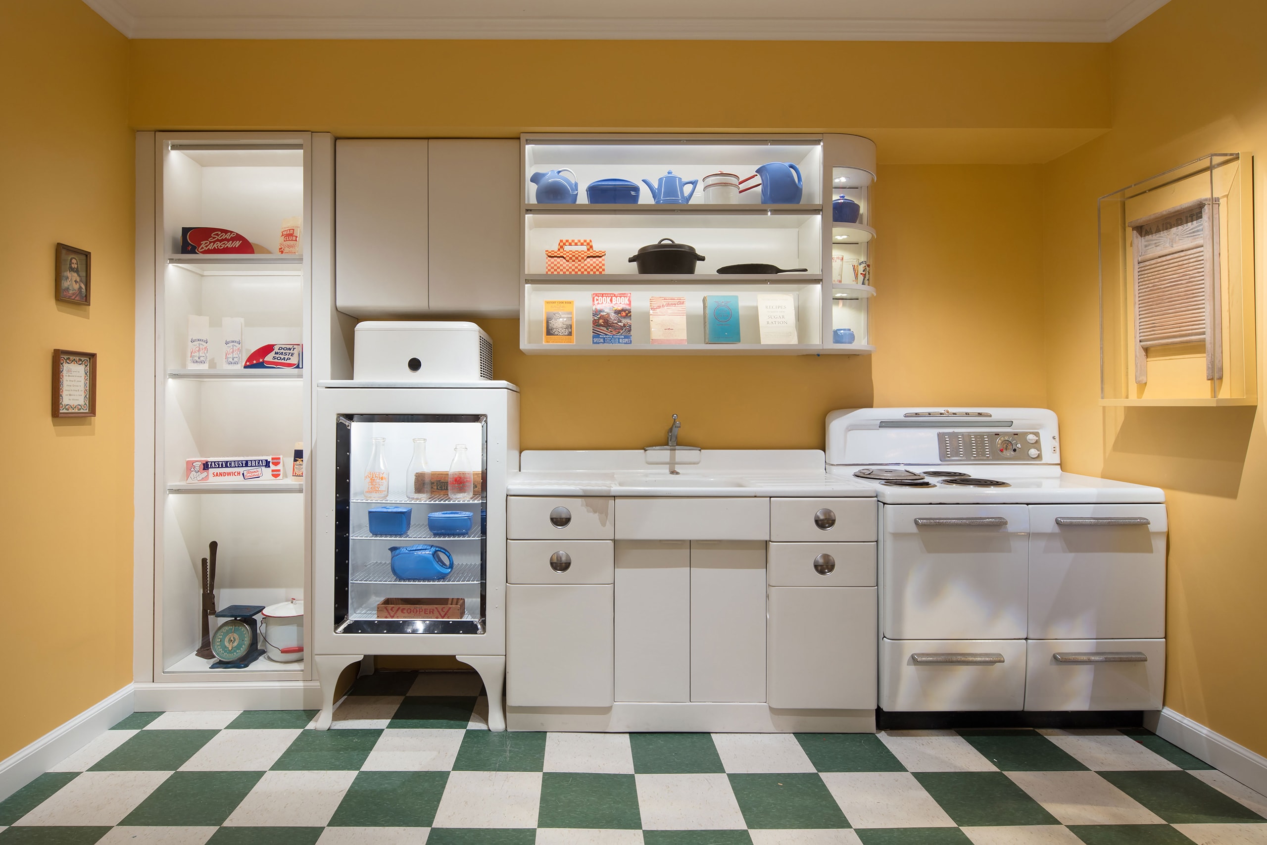 WWII-AoD_02_available-light_museum